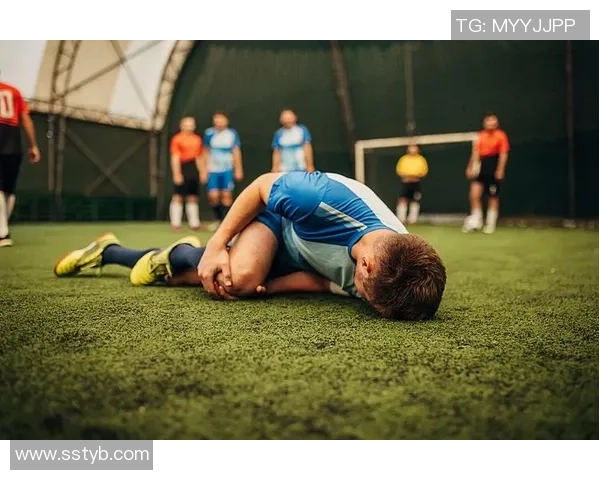 足球明星受伤瞬间集锦展现运动员拼搏精神与不屈意志